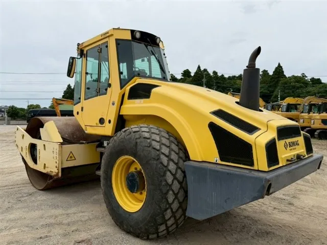 BOMAG BW211D4 VIBRATORY ROLLER