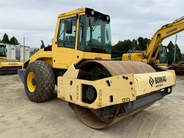 BOMAG BW211D4 VIBRATORY ROLLER