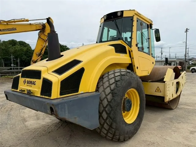 BOMAG BW211D4 VIBRATORY ROLLER
