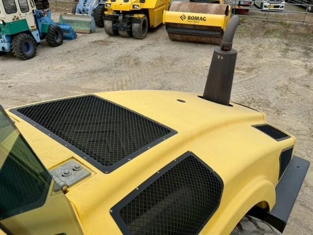 BOMAG BW211D4 VIBRATORY ROLLER