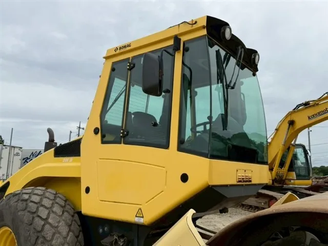 BOMAG BW211D4 VIBRATORY ROLLER