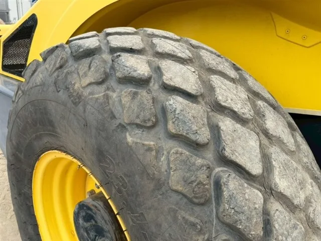 BOMAG BW211D4 VIBRATORY ROLLER