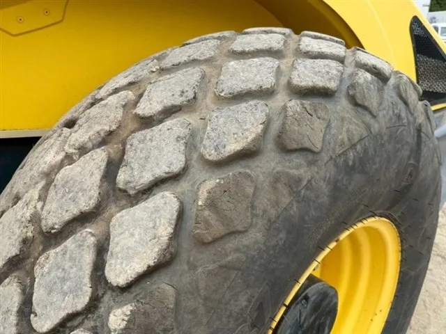 BOMAG BW211D4 VIBRATORY ROLLER