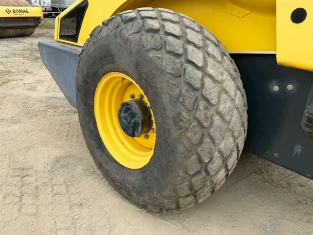 BOMAG BW211D4 VIBRATORY ROLLER